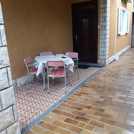 Apartma Karmen شقة *